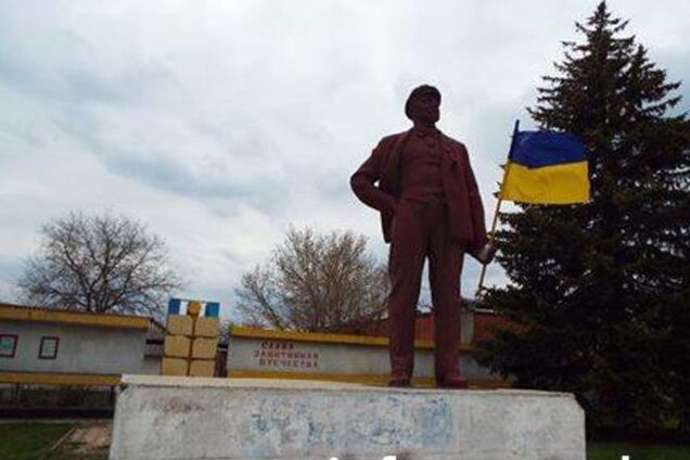 В Станице Луганской пророссийские жители согласились оставить флаг Украины в руке Ленина: фотофакт