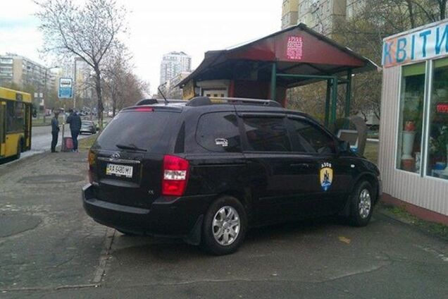 'Герой Киева': автомобиль батальона 'Азов' припарковался в киоске