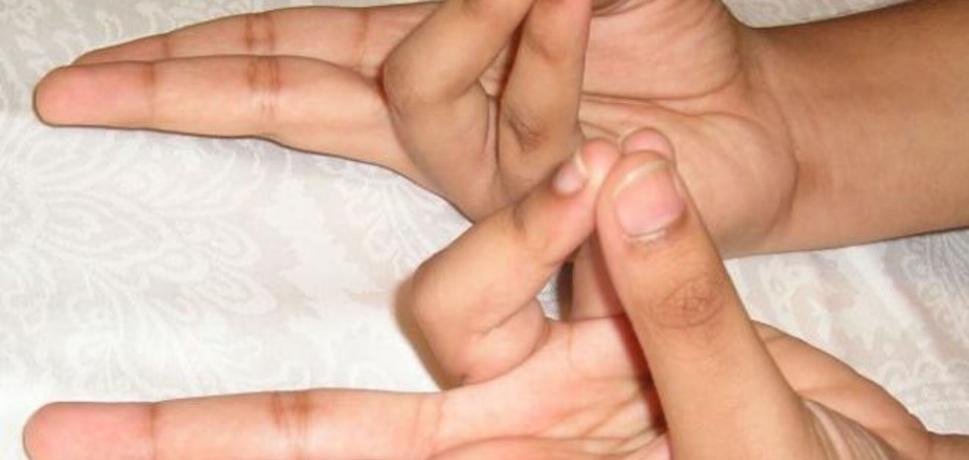 Ученые раскрыли секрет хрустящих пальцев