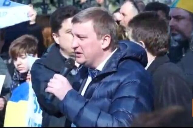 Под зданием КСУ в Киеве собрались сотни людей: прямая трансляция