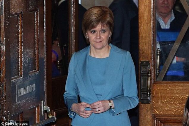 Сеть взорвали дебаты о цвете платья шотландского политика