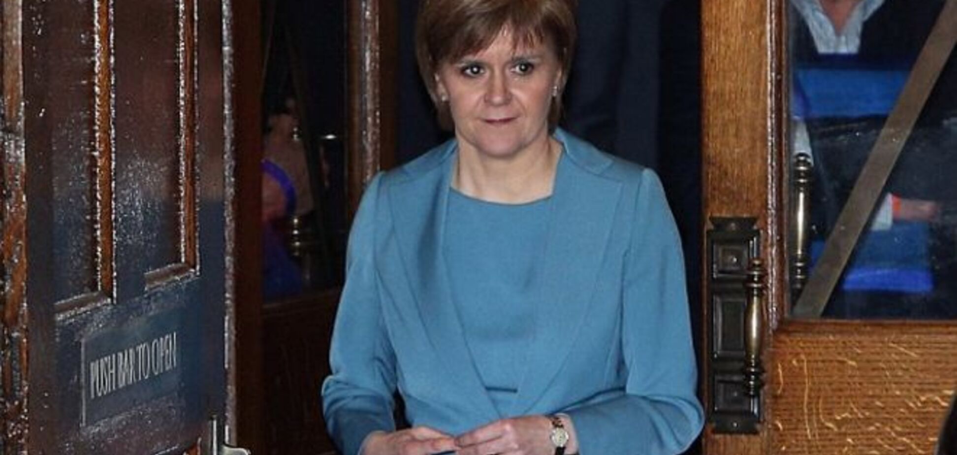 Сеть взорвали дебаты о цвете платья шотландского политика 