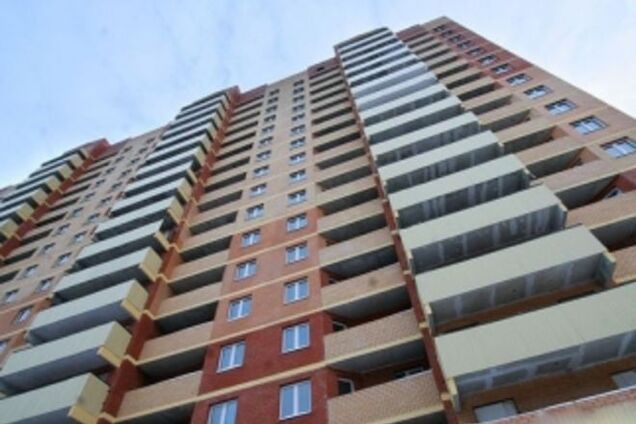 В Киеве девушка выпала с 7 этажа и выжила