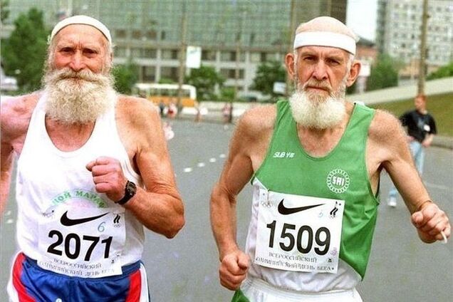 Биологи определили точный возраст, когда у человека наступает старость