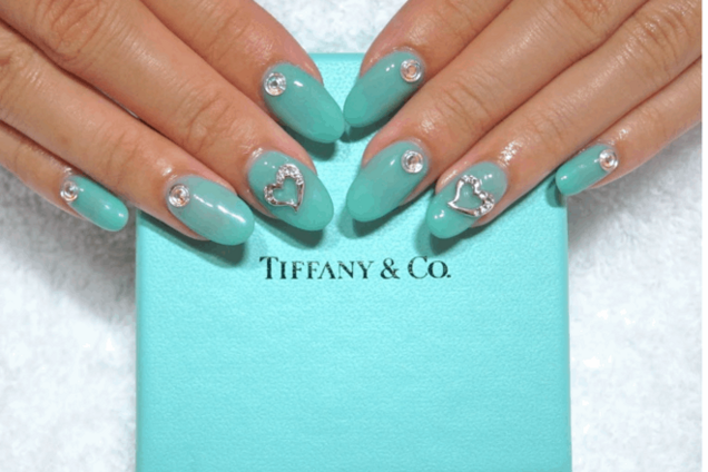 Как сделать маникюр в стиле Тиффани: пошаговая инструкция
