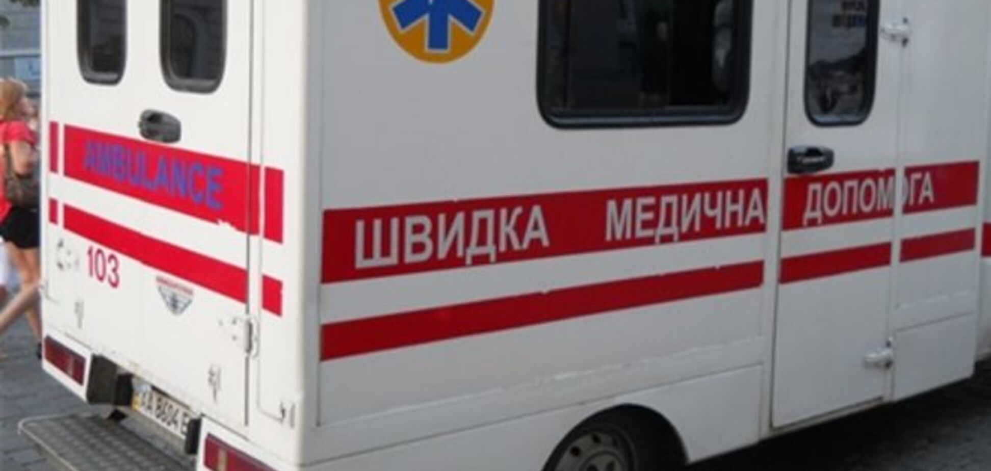В Киеве ветер развалил остановку, пострадала женщина