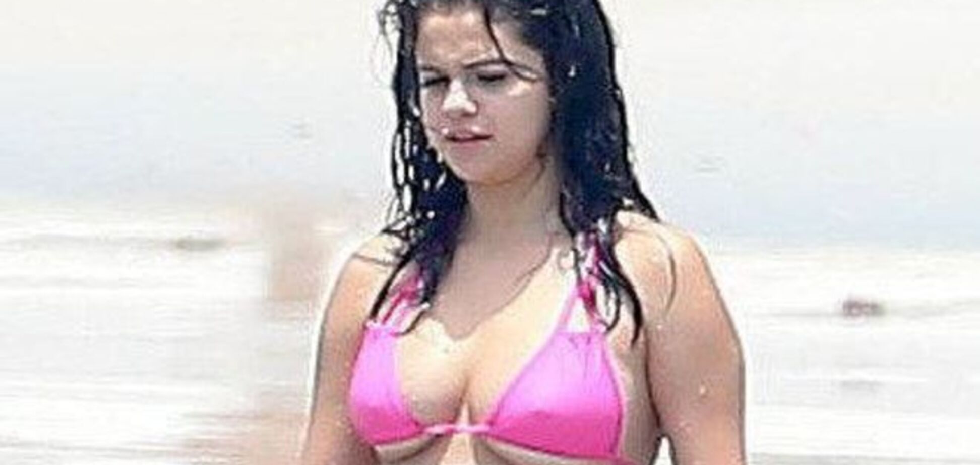 Селена Гомес показала пышную фигуру в бикини