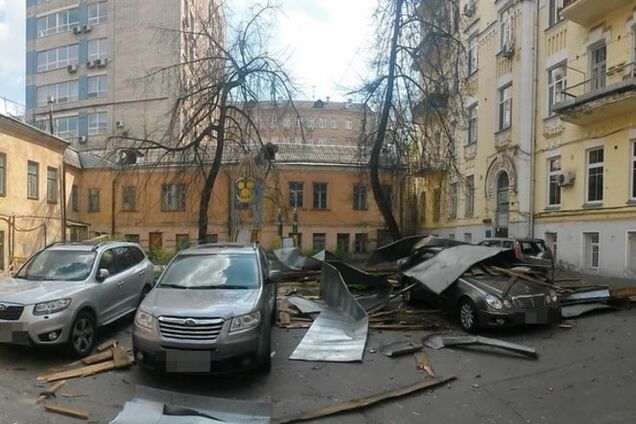 В Киеве сорванная ветром крыша упала на автомобили: видеофакт