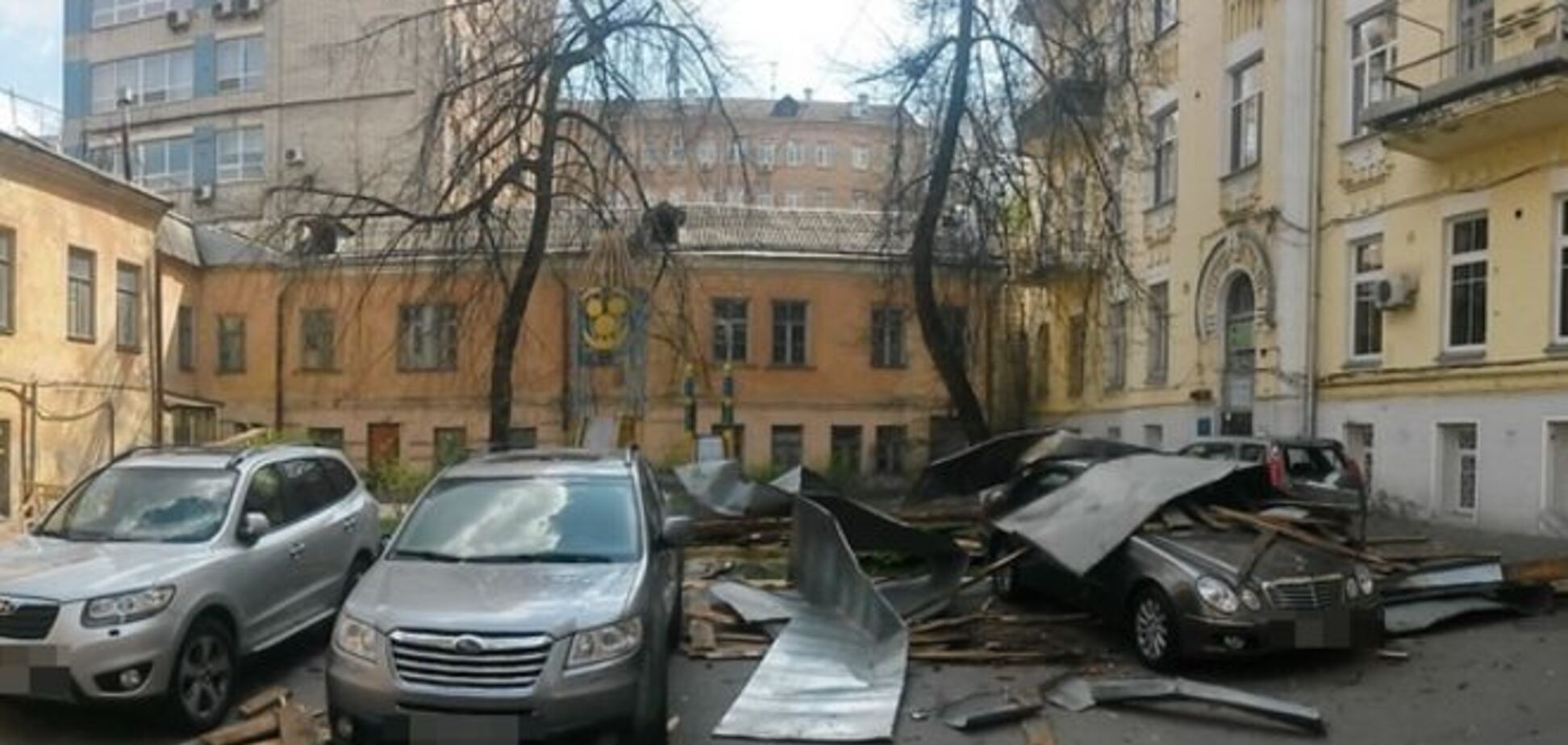 В Киеве сорванная ветром крыша упала на автомобили: видеофакт