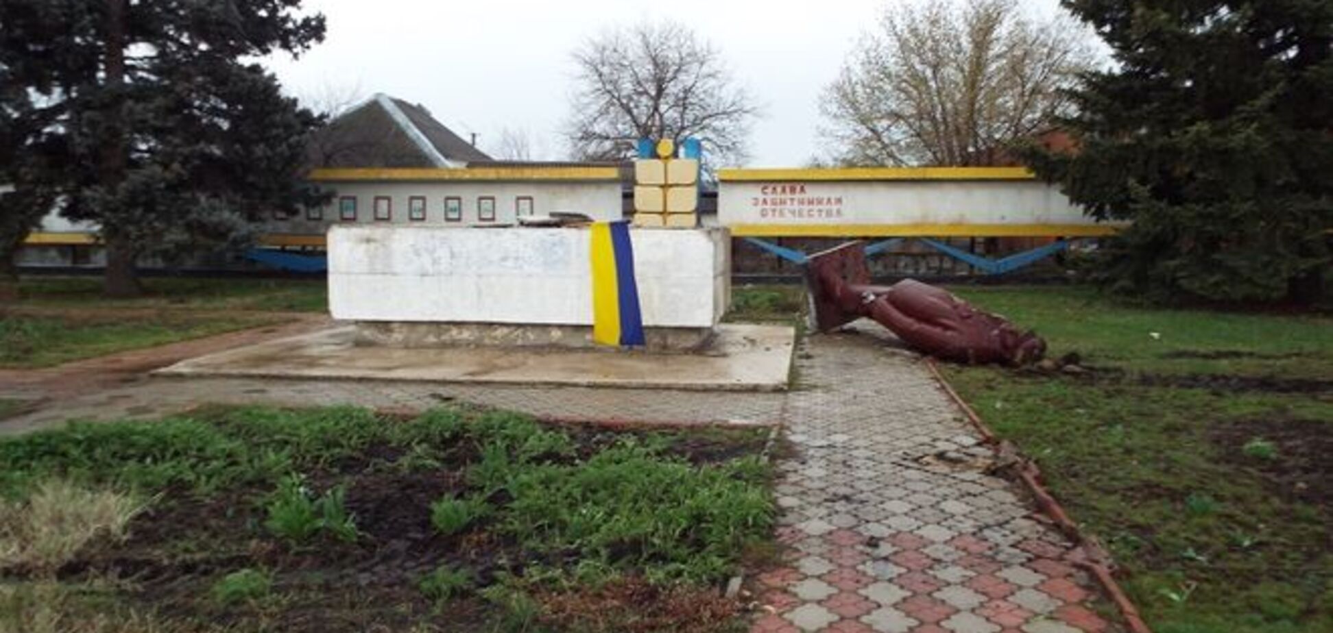 На Луганщине снесли уцелевший под обстрелами памятник Ленину