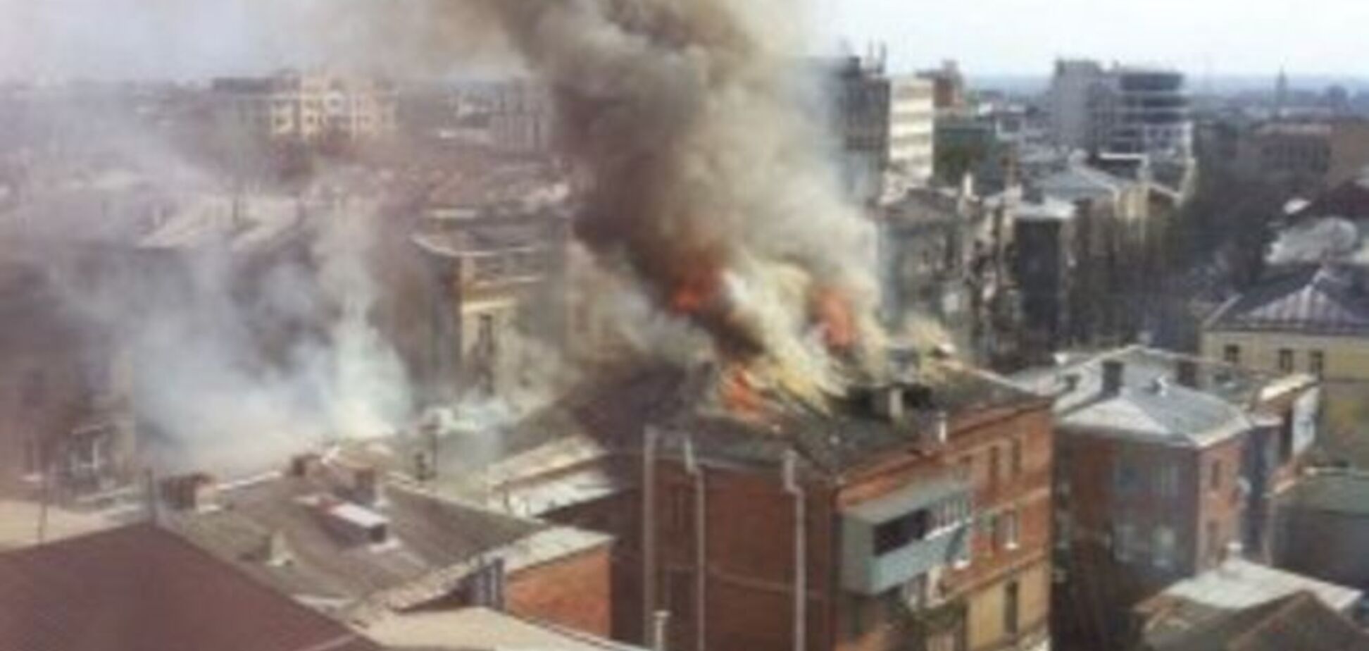 У центрі Харкова спалахнув 4-поверховий житловий будинок: впав дах