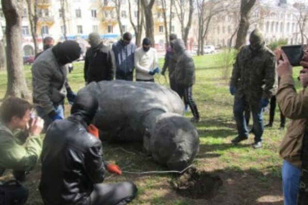 Павшие идолы. В Чернигове снесли памятники известным коммунистам: фотофакт