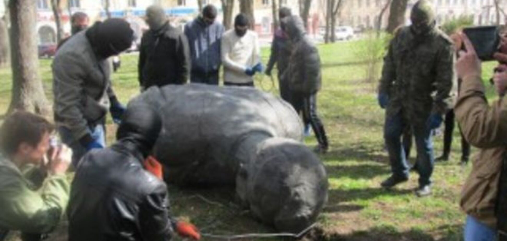 Павшие идолы. В Чернигове снесли памятники известным коммунистам: фотофакт
