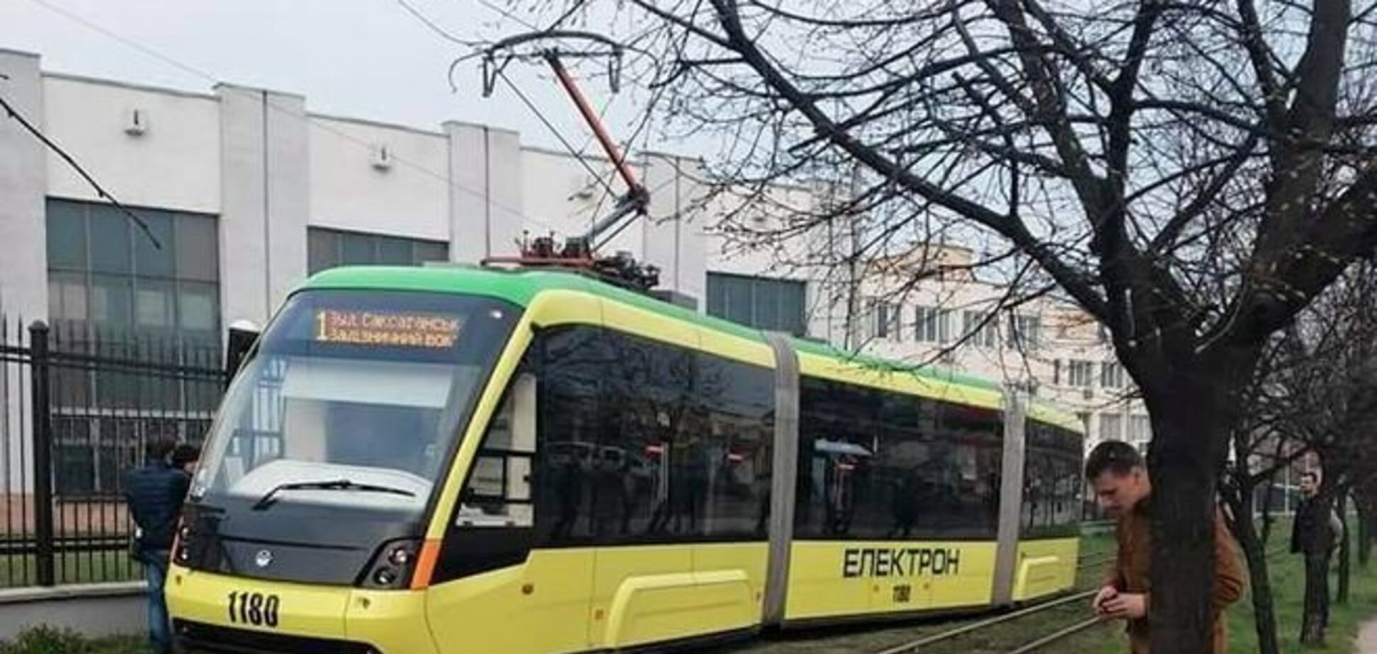 Гордость вагоностроения Украины сошла с путей во Львове: фотофакт