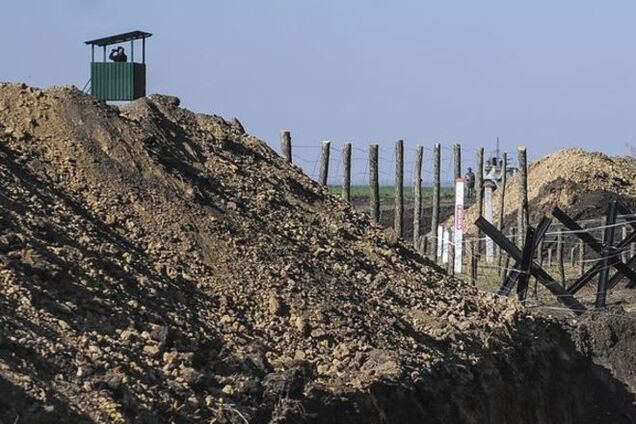 Донбасс от остальной Украины ограждают фортификационными сооружениями