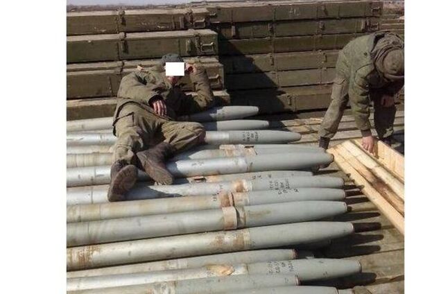 В 10 км от границы с Украиной Россия накапливает горы снарядов