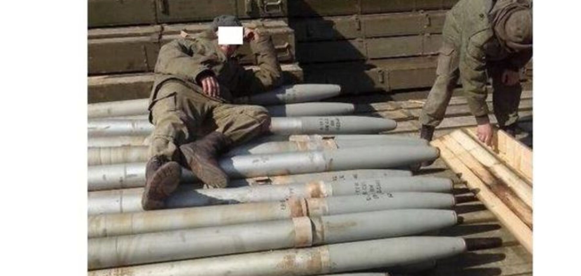 В 10 км от границы с Украиной Россия накапливает горы снарядов