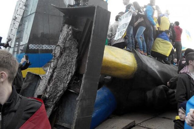 В Краматорске показательно снесли памятник Ленину: фото- и видеофакт