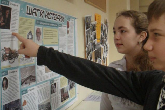 Шаги в никуда: агрессивный 'патриот' и его супруга навязывают школьникам псевдоисторию