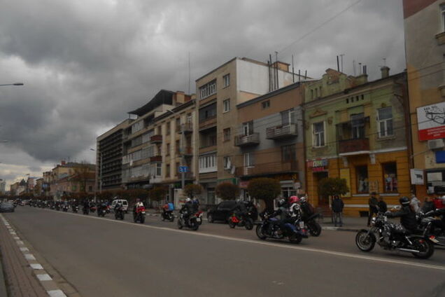 Сотня байкеров в Ивано-Франковске собирали средства для бойцов АТО: фото открытия мотосезона