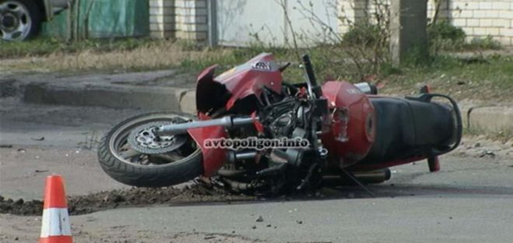 В Киеве мужчина разбился на украденном мотоцикле: фотофакт