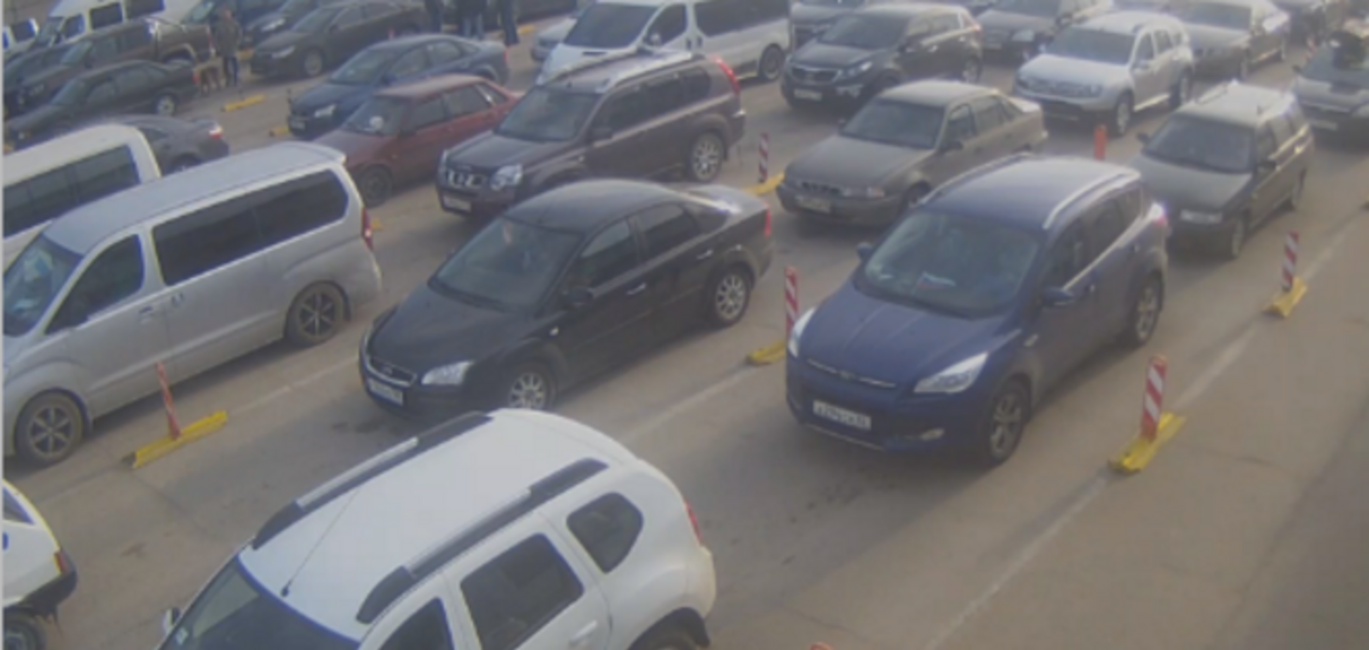 На Керченской переправе в очереди более тысяч авто. Фотофакт