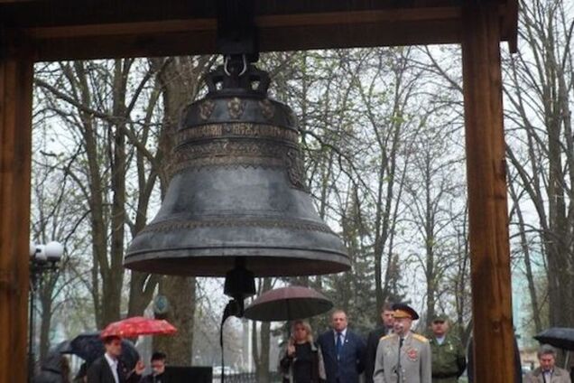 Самое место: перед 'Домом правительства ЛНР' установили колокол 'для изгнания бесов'