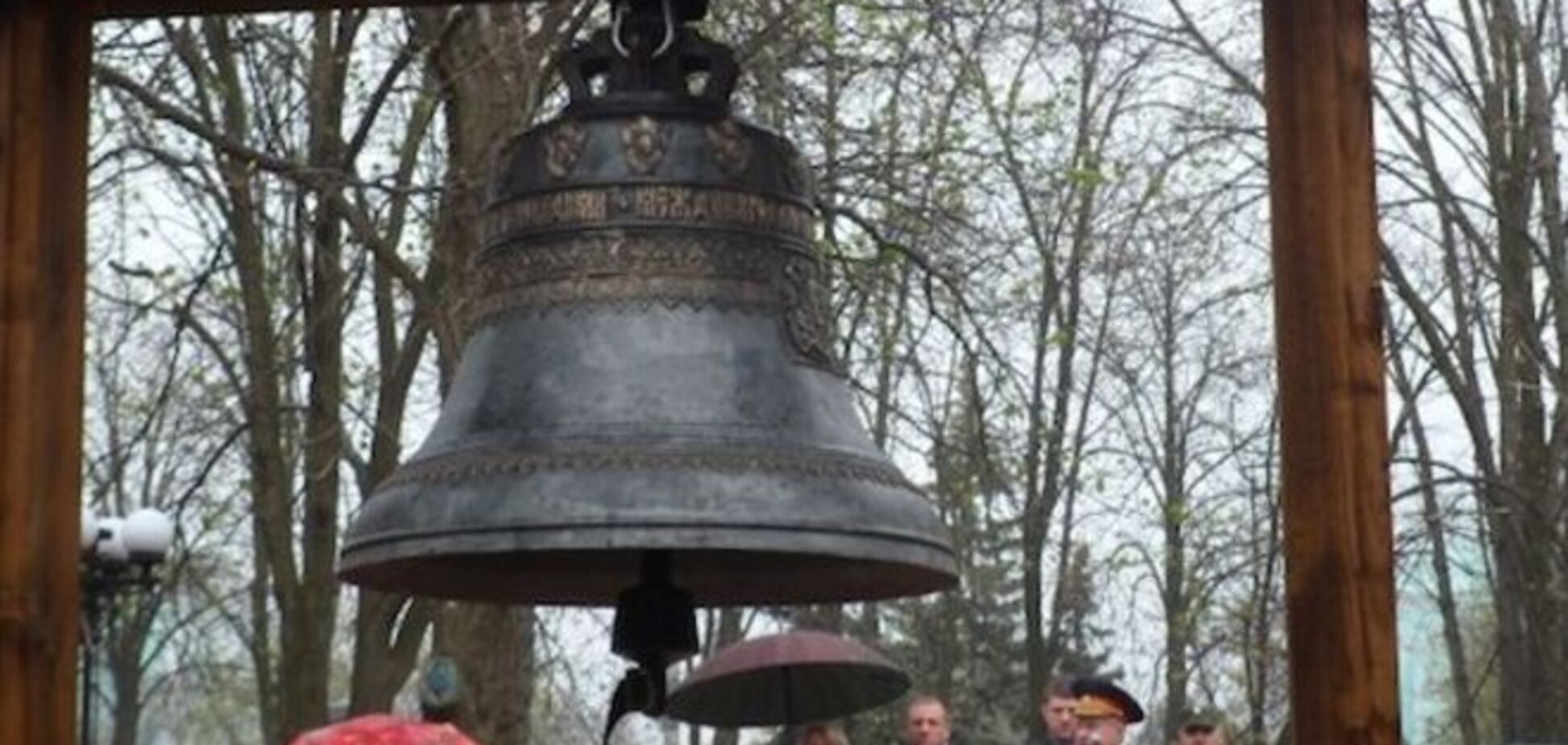 Самое место: перед 'Домом правительства ЛНР' установили колокол 'для изгнания бесов'