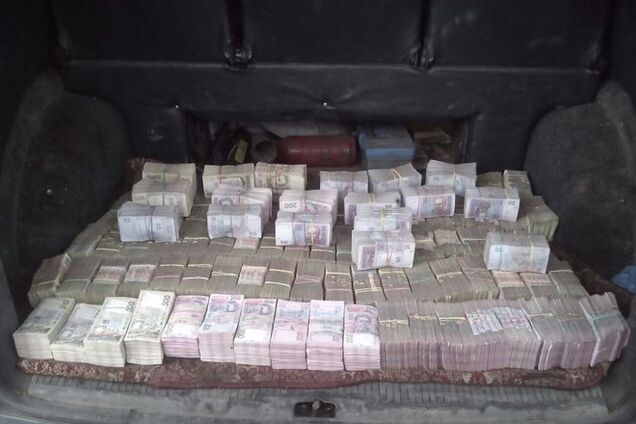 Из нищего Донбасса пытались вывезти 6 млн гривен наличными: фотофакт
