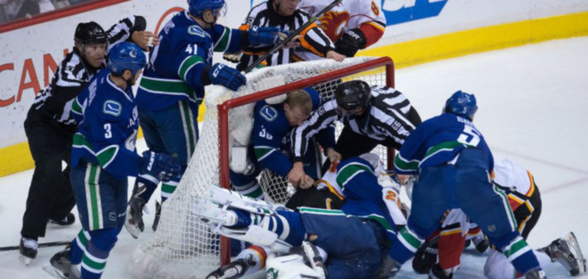 В НХЛ хоккеисты устроили массовое побоище