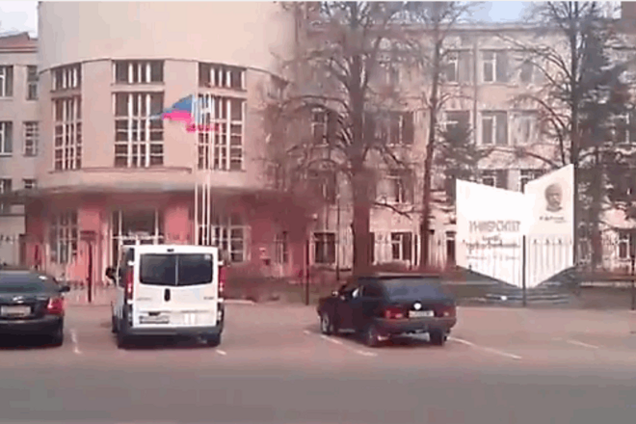 Флаги 'ЛНР' и содранные украинские вывески: появилось свежее видео из центра оккупированного Луганска