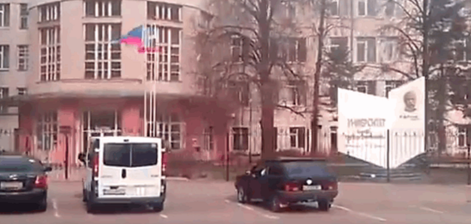 Флаги 'ЛНР' и содранные украинские вывески: появилось свежее видео из центра оккупированного Луганска