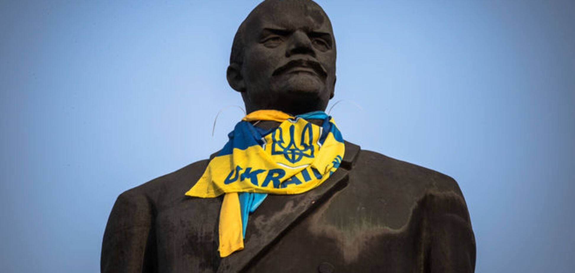 Активисты валят Ленина, а губернатор обзывает их вандалами