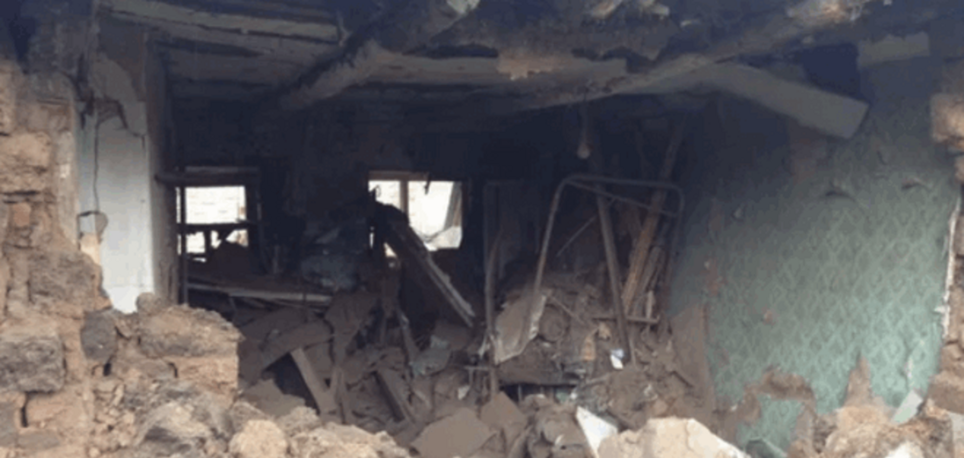 На Донетчине снаряд превратил жилой дом в руины: фотофакт