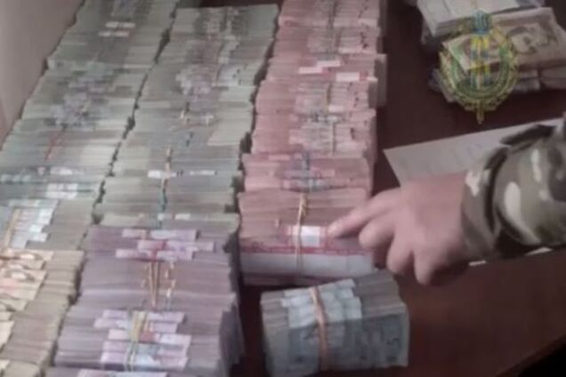 Пограничники изъяли два пакета денег из автобуса на границе с 'ДНР': видеофакт