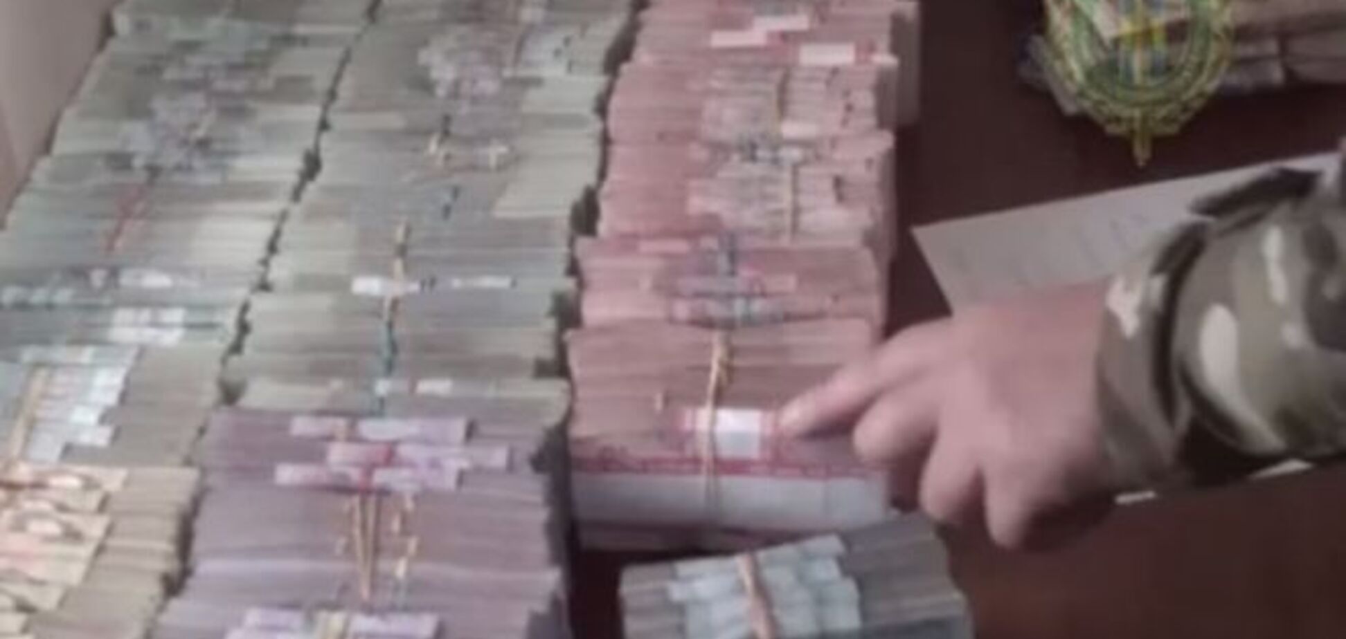 Пограничники изъяли два пакета денег из автобуса на границе с 'ДНР': видеофакт
