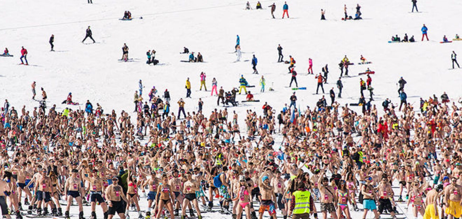 Почти две тысячи полуголых россиян скатились с горы ради рекорда