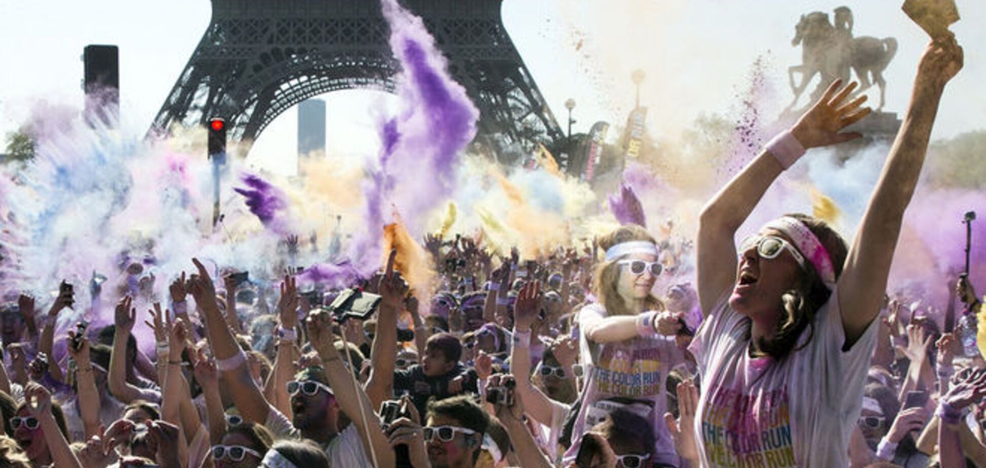 Феерия цвета и веселья. В Париже прошел фантастический 'цветной забег': фоторепортаж