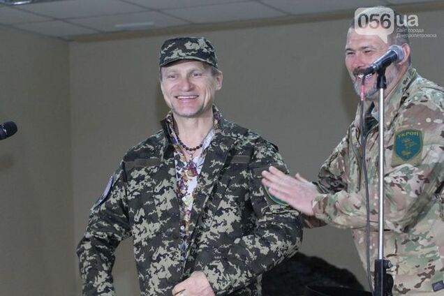 Олег Скрипка стал бойцом 'Днепр-1': фото посвящения