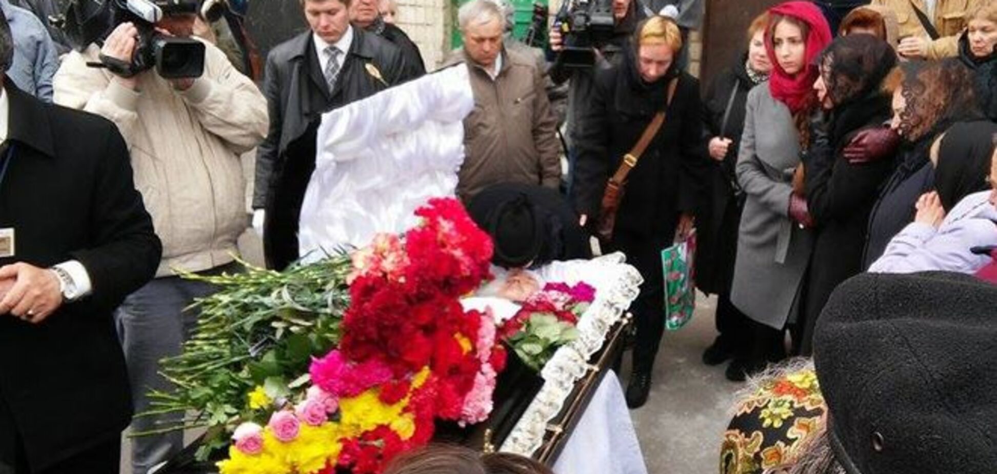 Как в Киеве прощались с Олесем Бузиной: опубликованы фото