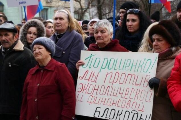 Города разные, плакаты одинаковые. В 'ЛНР' разоблачили митинги-картинки для росТВ: фотофакт