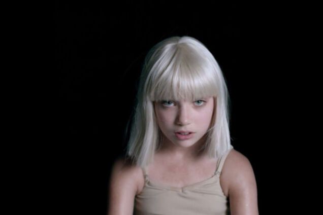 Sia вновь сняла юную танцовщицу Мэдди Зиглер в своем новом клипе