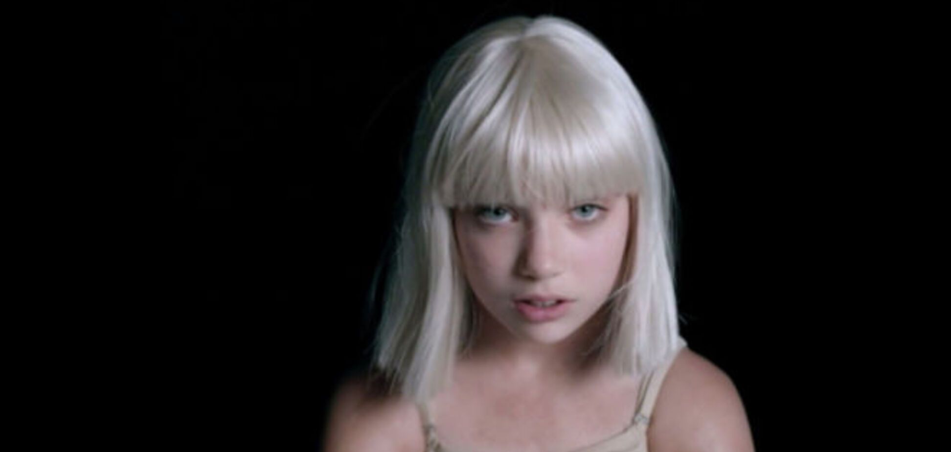 Sia вновь сняла юную танцовщицу Мэдди Зиглер в своем новом клипе