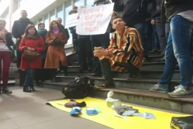 Журналисты TBі устроили забастовку в офисе канала