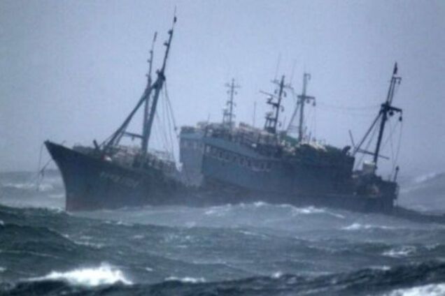 Спасенные с затонувшего траулера 'Дальний восток' моряки рассказали, что произошло: версии трагедии