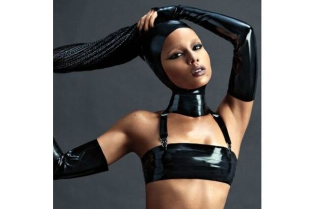 Дочь Ленни Кравица в латексном белье эротично позировала для глянца