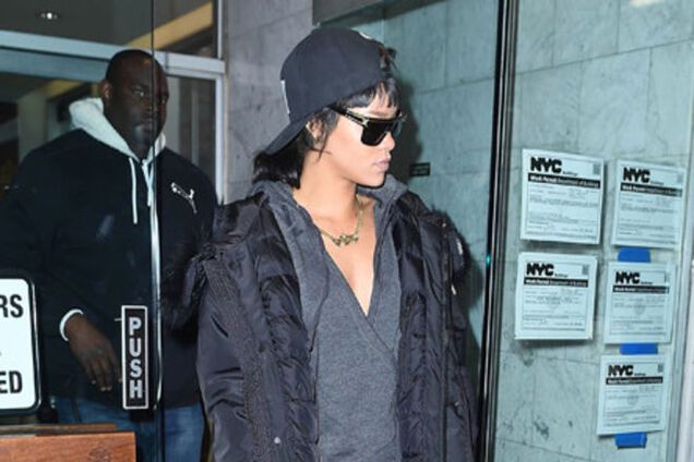 Модный казус Рианны: шлепки с носками