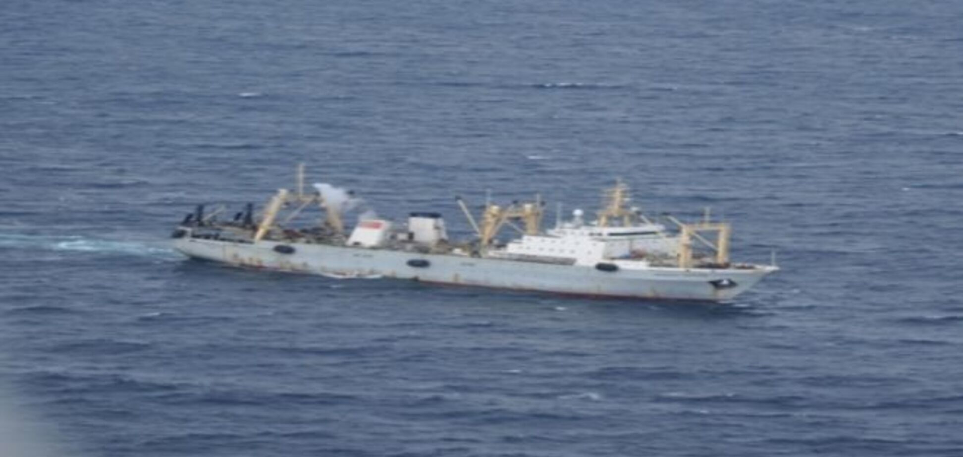 Россия приостановила поиски моряков с затонувшего траулера в Охотском море: добавлены фото