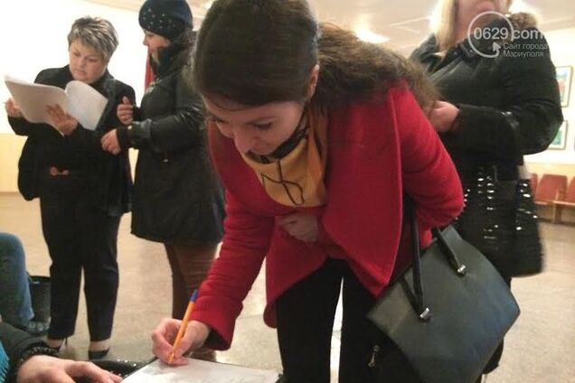 В Мариуполе собирают подписи за выход из Донецкой области