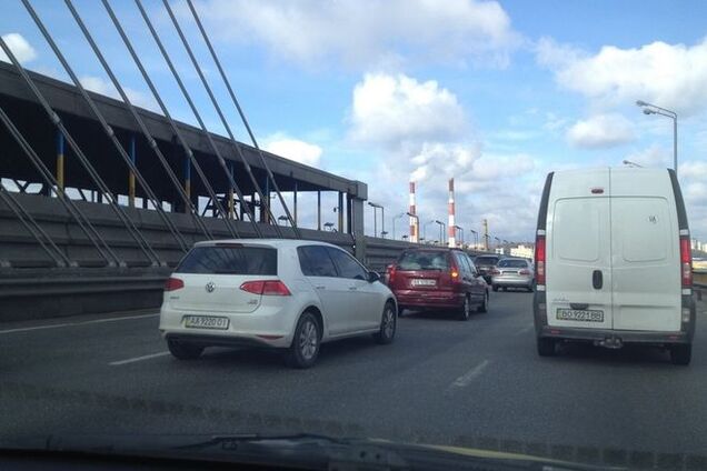 В Киеве стоит в пробке Южный мост: произошло ДТП